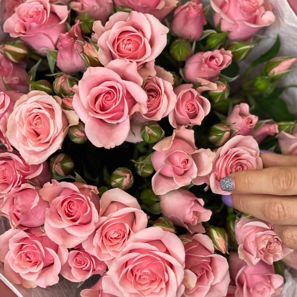 Букет из 9 розовых кустовых роз – нежность в каждом лепестке Асбест Свердловская область