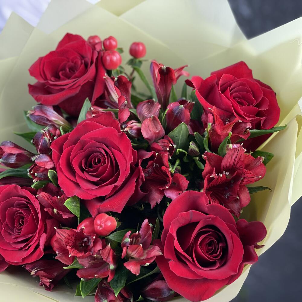 Букет «Бордо» – сочетание красных эквадорских роз и благородных альстромерий Асбест Свердловская область