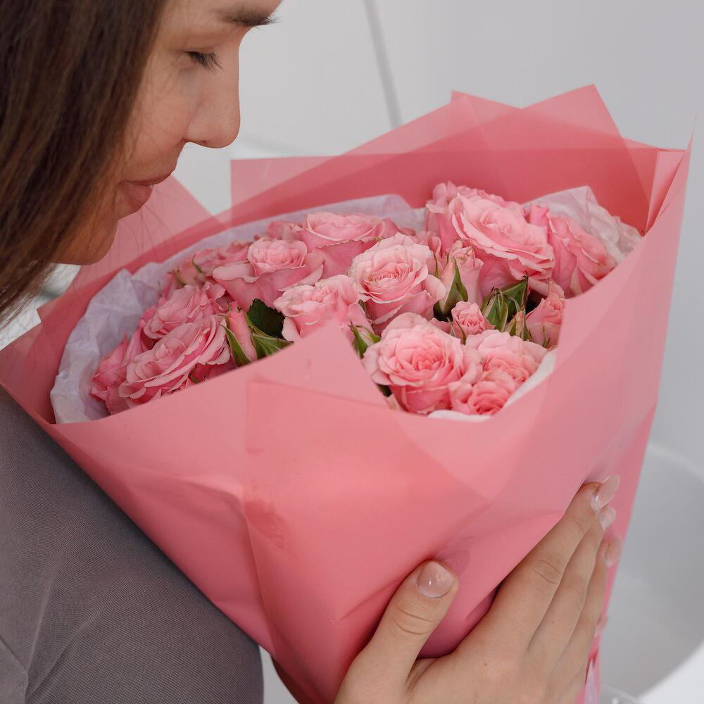 Букет из 9 розовых кустовых роз – нежность в каждом лепестке Асбест Свердловская область