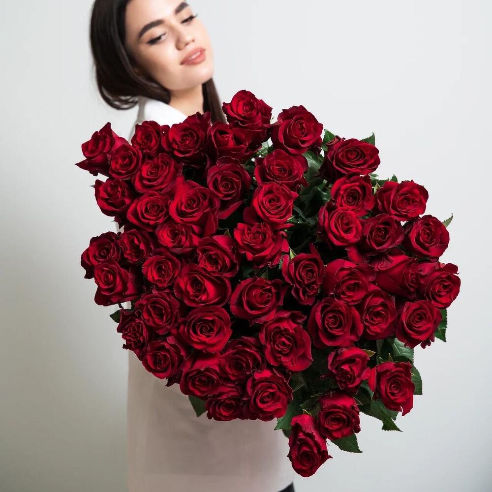 Роскошный букет из 51 красной розы – воплощение безграничной любви Асбест Свердловская область